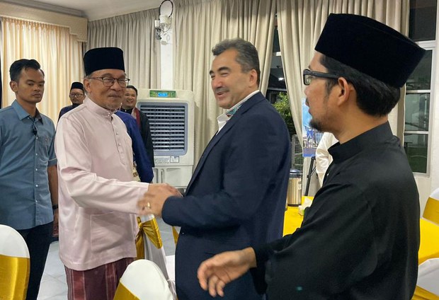 Uygur Aktivist, Malezya Başbakanı Enver’den Uygurlara yardımını istedi